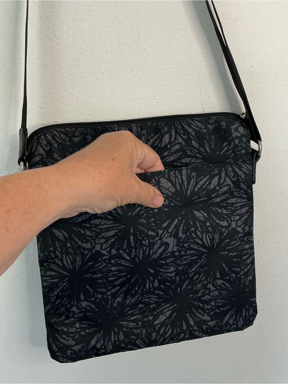 Baggallini Crossbody Bag Black Gray Floral Travel Lightweight Nylon RFID Style - Picture 5 of 9